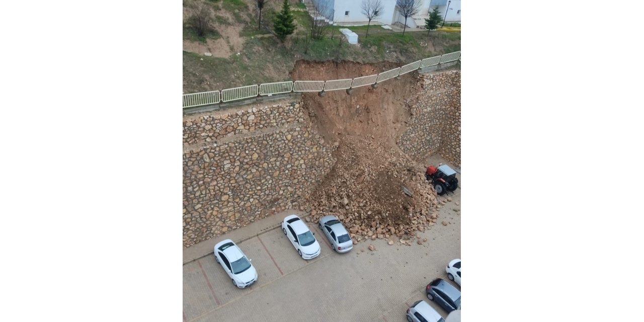 Elazığ’da istinat duvarı çöktü