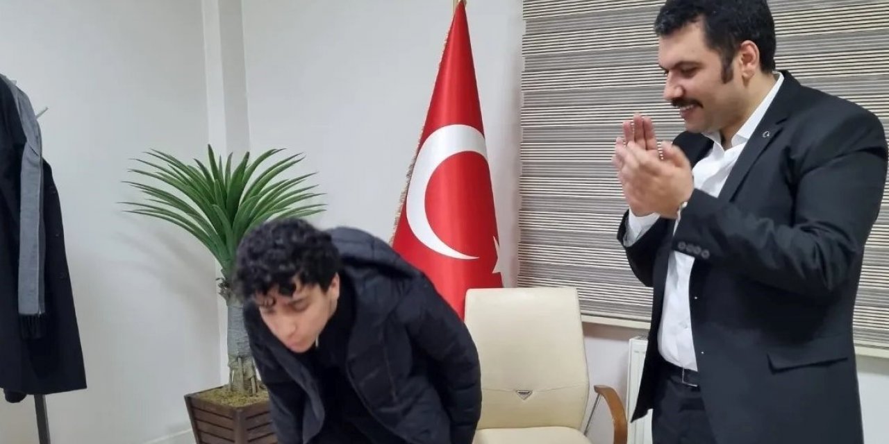 Bingöl’de misafir edilen depremzede gence doğum günü sürprizi