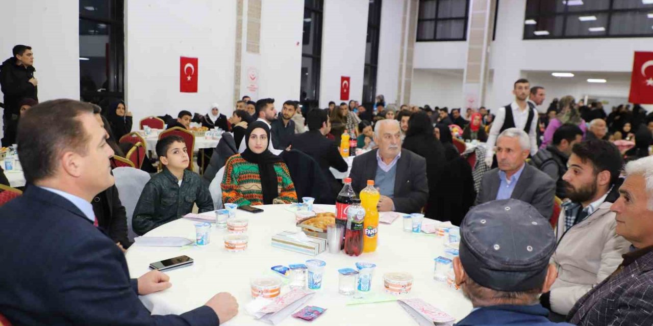 Hakkari’de şehit aileleri ve gaziler için iftar yemeği verildi