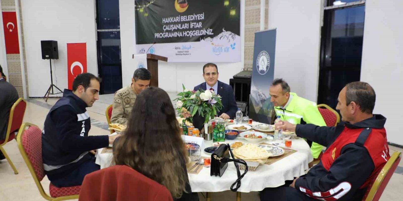 Vali Akbıyık belediye personeli ile iftar açtı