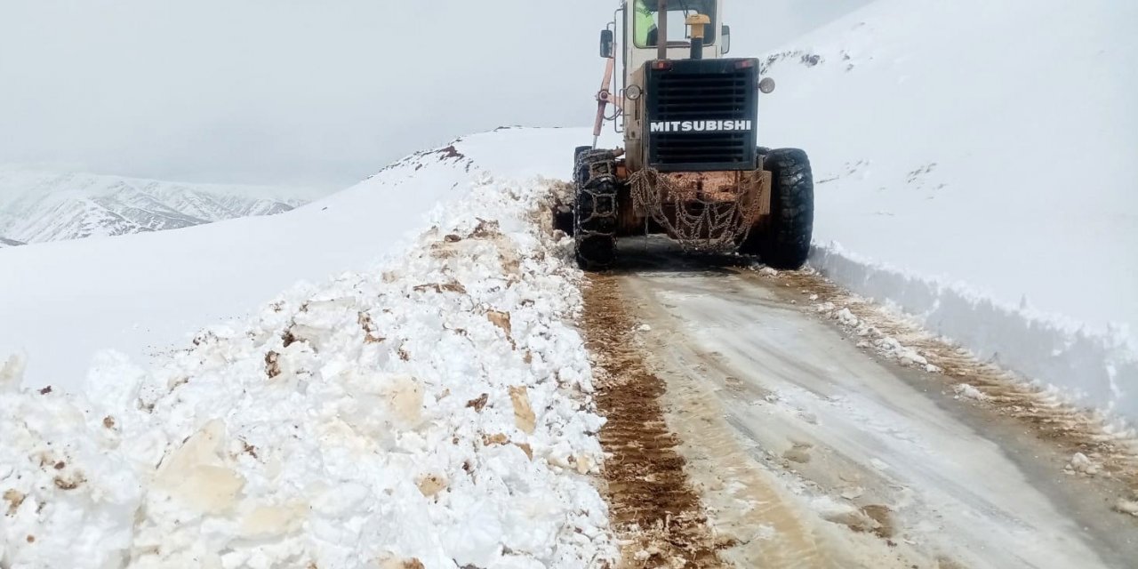 Van’da yol yapım ve karla mücadele çalışması