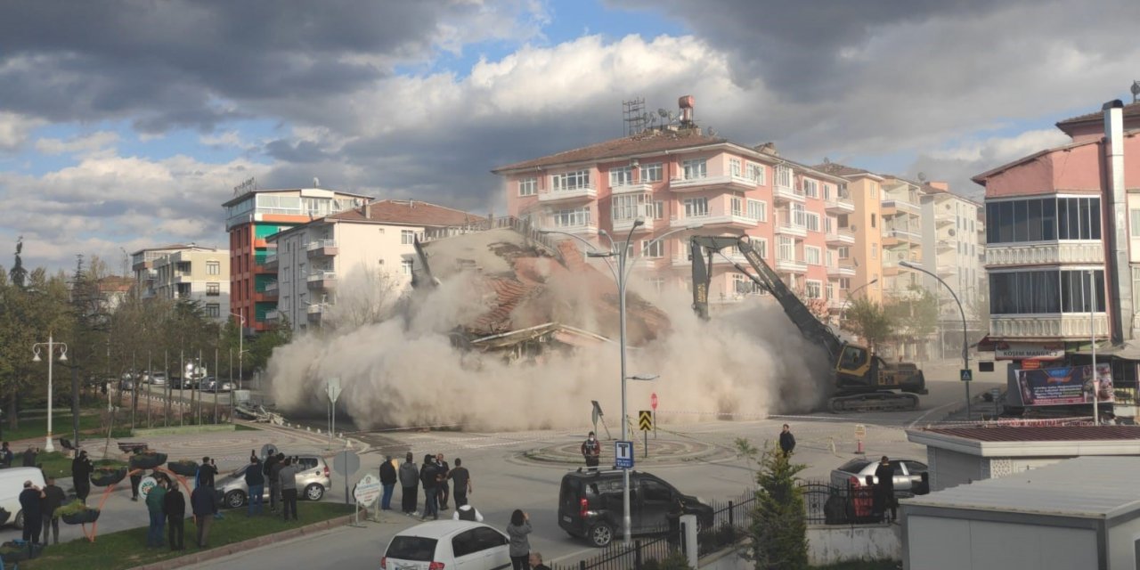 Malatya’da hasarlı binaların yıkımı sürüyor