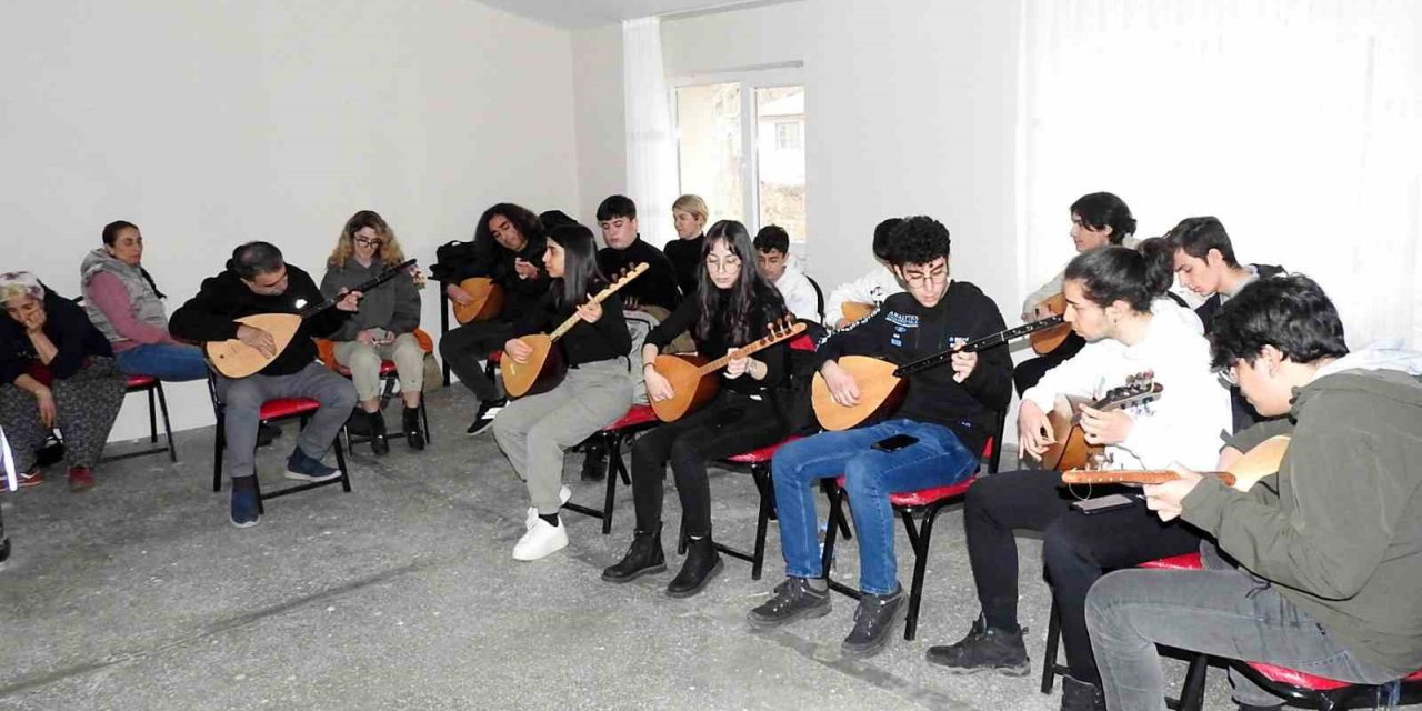 Gezici Bağlama Atölyesi ile bağlama gelecek nesillere aktarılıyor