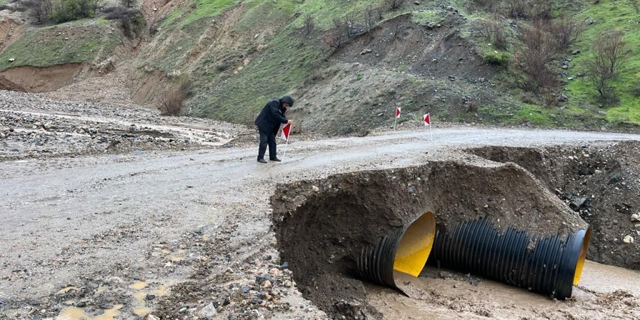 Sağanak yağış nedeni ile tahrip olan yol ve menfezler onarılıyor