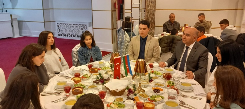 Azerbaycan Kars Başkonsolosluğu, Sevgi Evleri çocuklarına iftar düzenledi