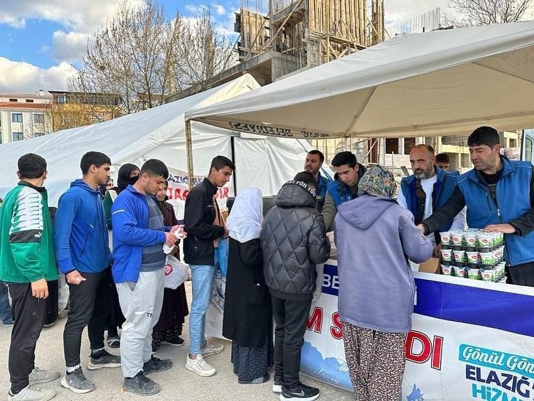 Elazığ Belediyesi depremzedelerin yanında olmaya devam ediyor