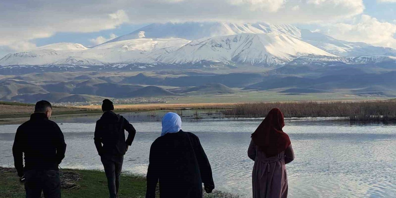 Nisan ayında Süphan Dağı beyaza büründü