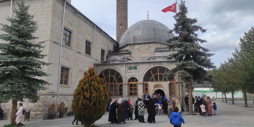 Karslılar Kadir Gecesi’nde Harakani Türbesi’ne akın etti