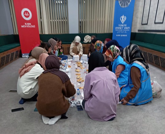 Kars’ta, depremzede gençlerle iftar buluşması