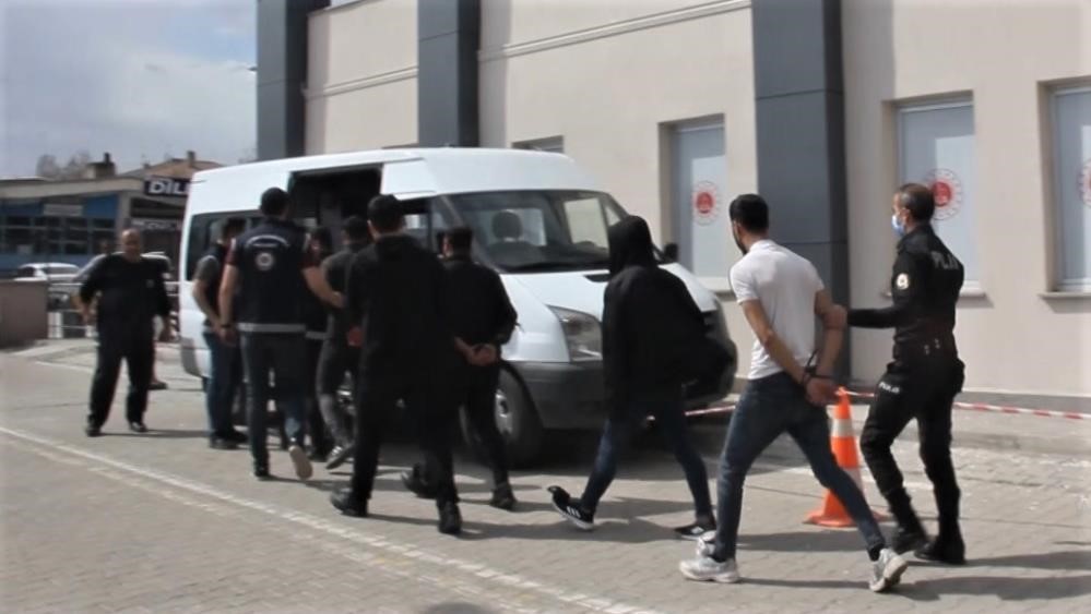 Erzincan’da çeşitli suçlardan aranan 35 kişi yakalandı, 8 kişi gözaltına alındı