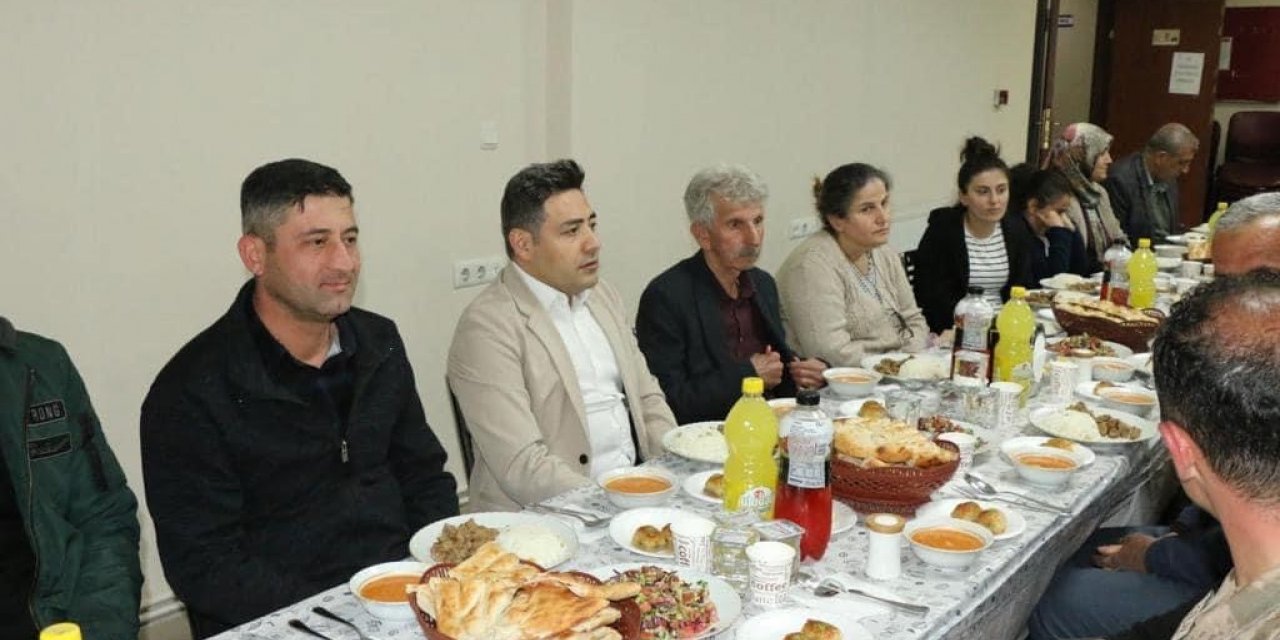 Kaymakam Özçelik depremzede vatandaşlarla iftar yaptı