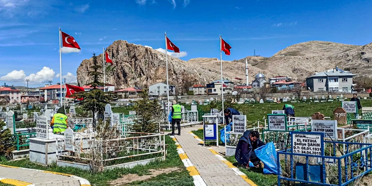 Van’da Ramazan Bayramı öncesi mezarlıklar temizlendi