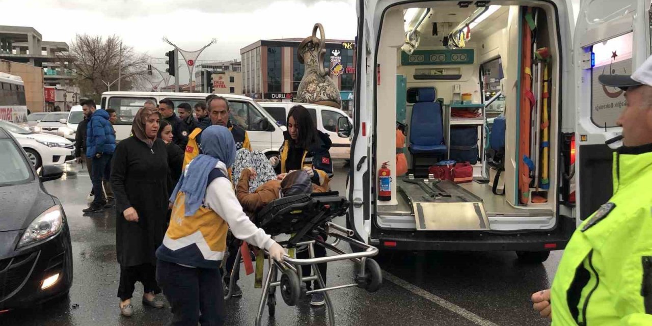 Trafikte tartıştığı kadın sürücüyü darp eden kişi vatandaşlar tarafından linç edilmek istendi