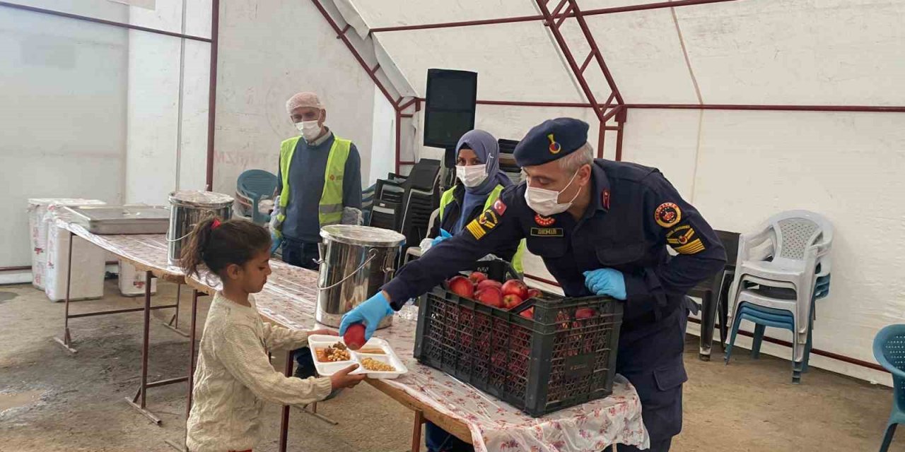 Jandarma depremzede vatandaşlarla iftar yaptı