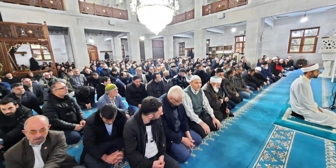 Kars’ta bayram namazında camiler doldu taştı