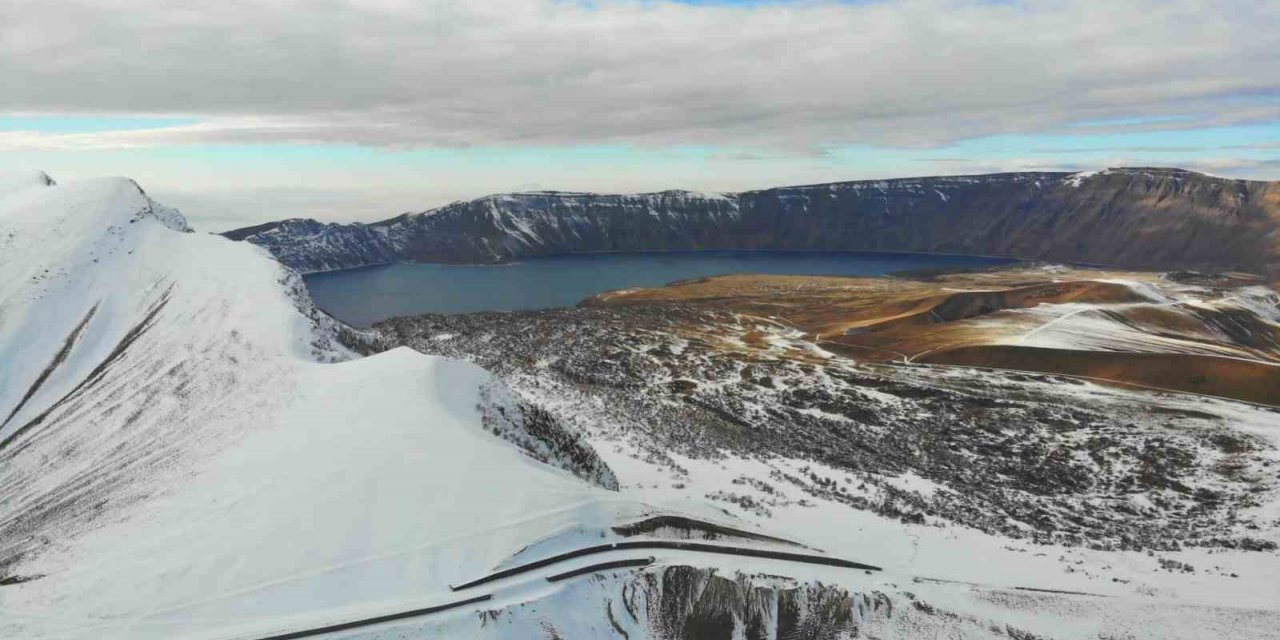 Kar kalınlığının 5 metreyi bulduğu Nemrut Krater Gölü yolu ulaşıma açıldı