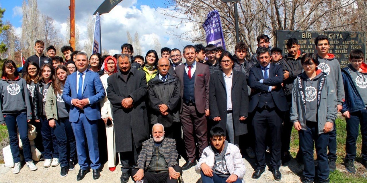 Süheyla Sıtkı Alp Özel Fen ve Anadolu Lisesi öğrencilerinden alaca şehitliğine ziyaret