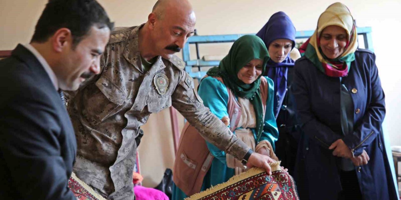 Müdür Pınar Hakkari kilimlerine hayran kaldı