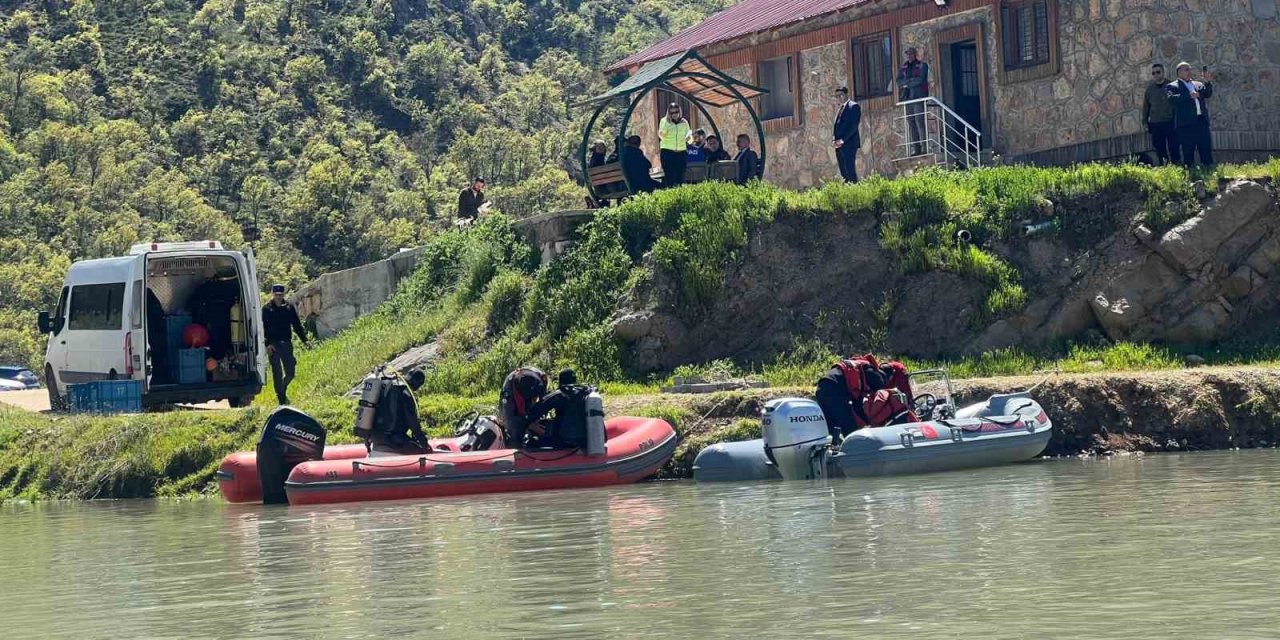 Munzur çayına düşen 3 genci arama çalışmaları 55 kilometrelik alanda sürüyor