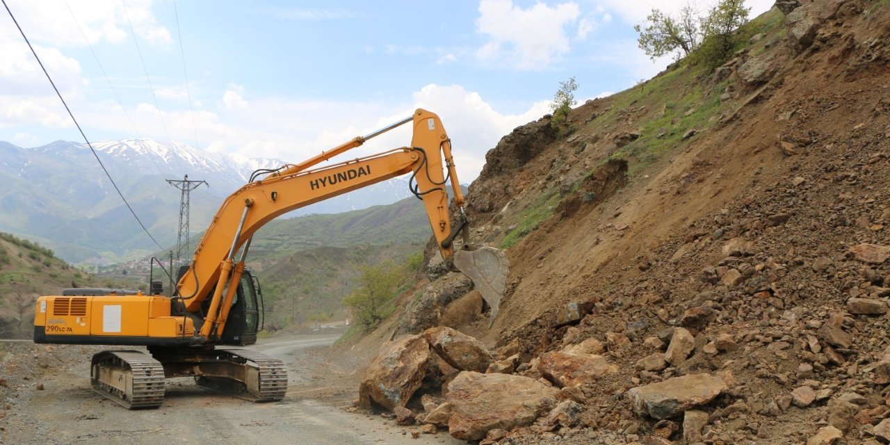 Elazığ’da yol genişletme çalışmaları sürüyor