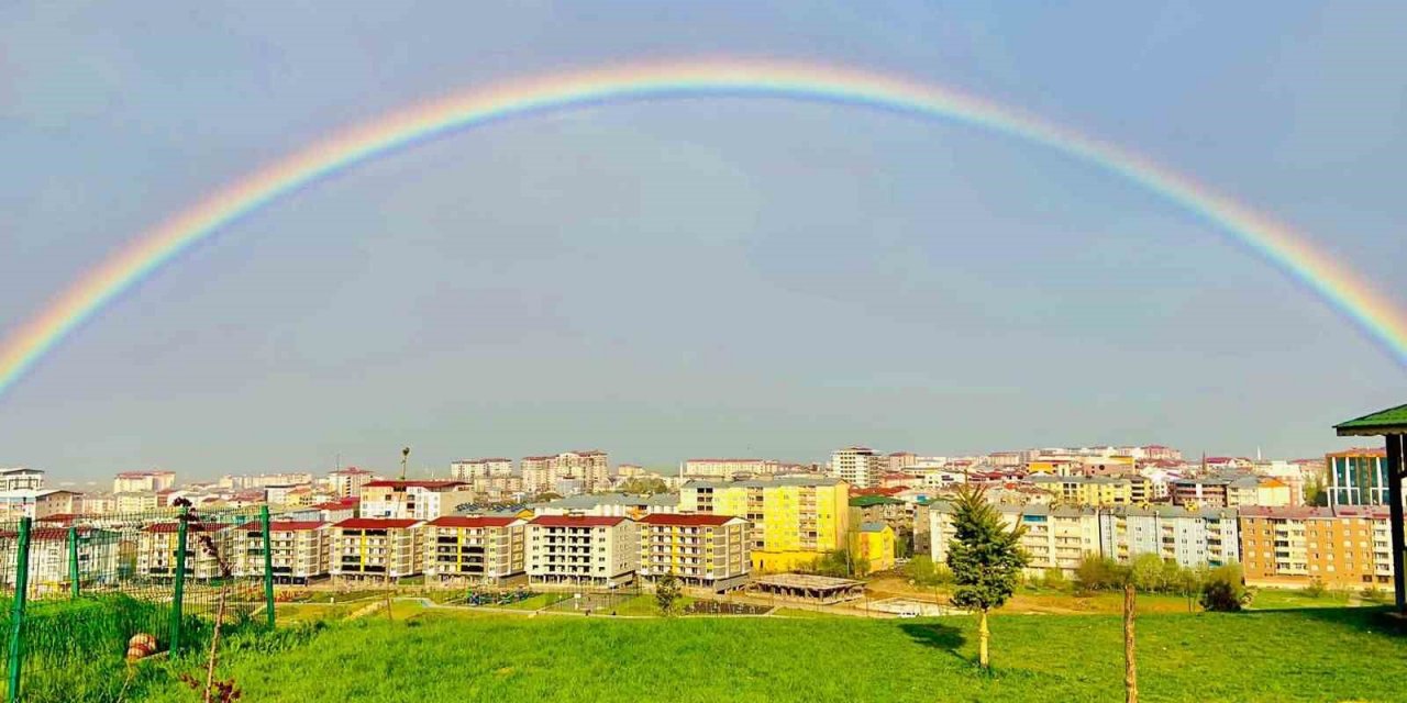 Yağmur sonrası çıkan gökkuşağı mest etti