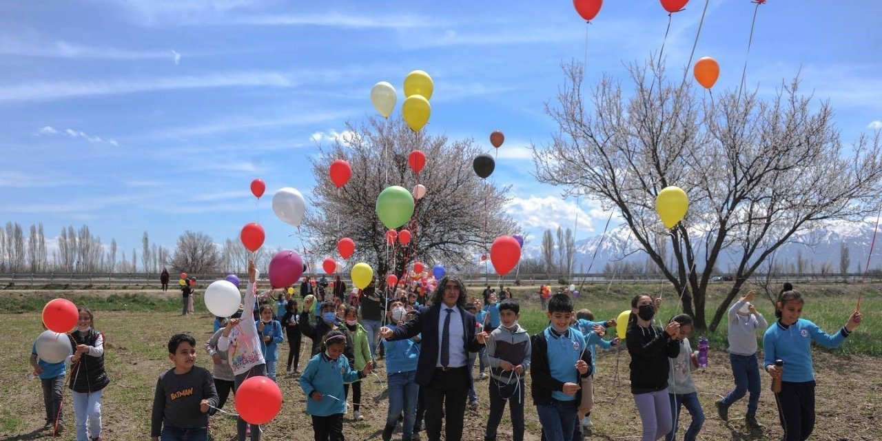 Baharın gelişi, ağaçların çiçek açışını balonlarla karşıladılar