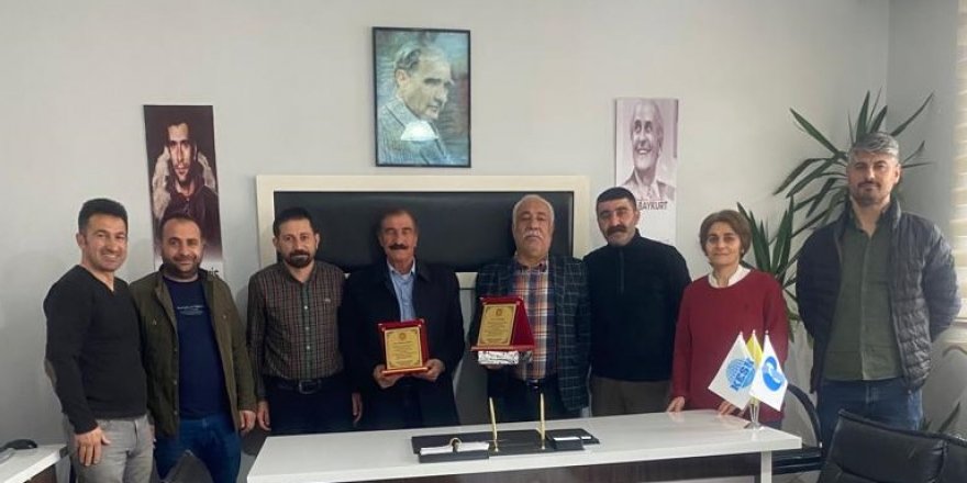 Emekli öğretmenlere plaket!