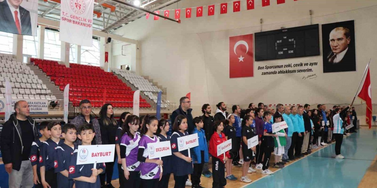 Erzincan’da küçükler masa tenisi grup müsabakaları başladı