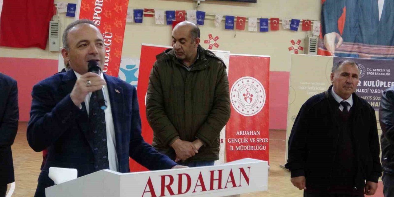 Ardahan’daki amatör spor kulüplerine ayni ve nakdi yardım yapıldı