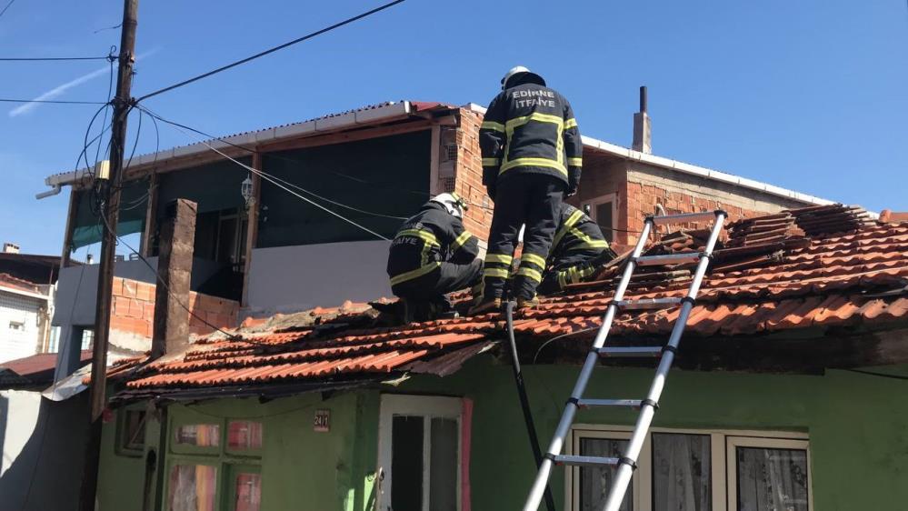 Evde çıkan yangın büyümeden söndürüldü