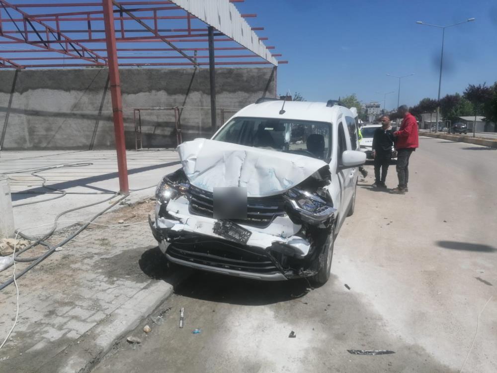 Başı dönen sürücünün kullandığı hafif ticari araç yol kenarındaki su tankerine çarptı: 1 yaralı