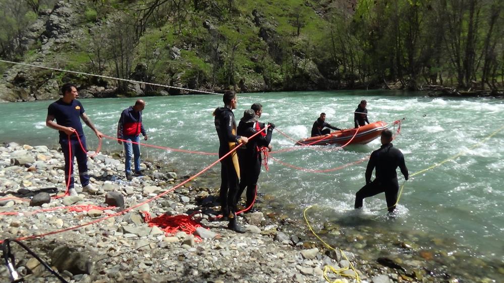 İtfaiye, kayıp gençleri bulmak için yoğun çaba harcıyor