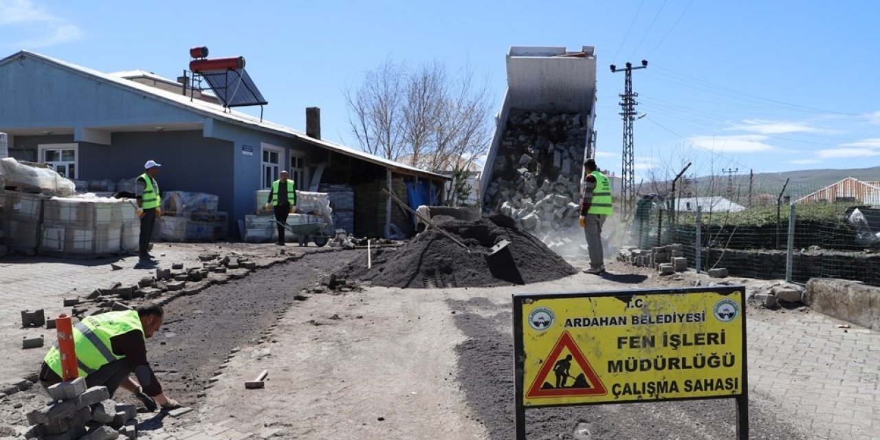 Ardahan’da yol yapım çalışmaları sürüyor