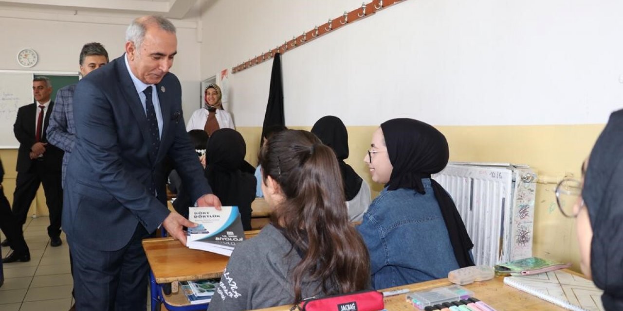 Bingöl’de öğrencilere kaynak kitap dağıtımı başladı