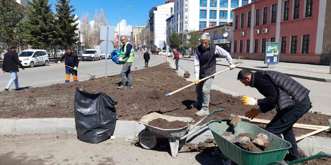 Kars’ta park, bahçe ve refüjler çiçek açıyor