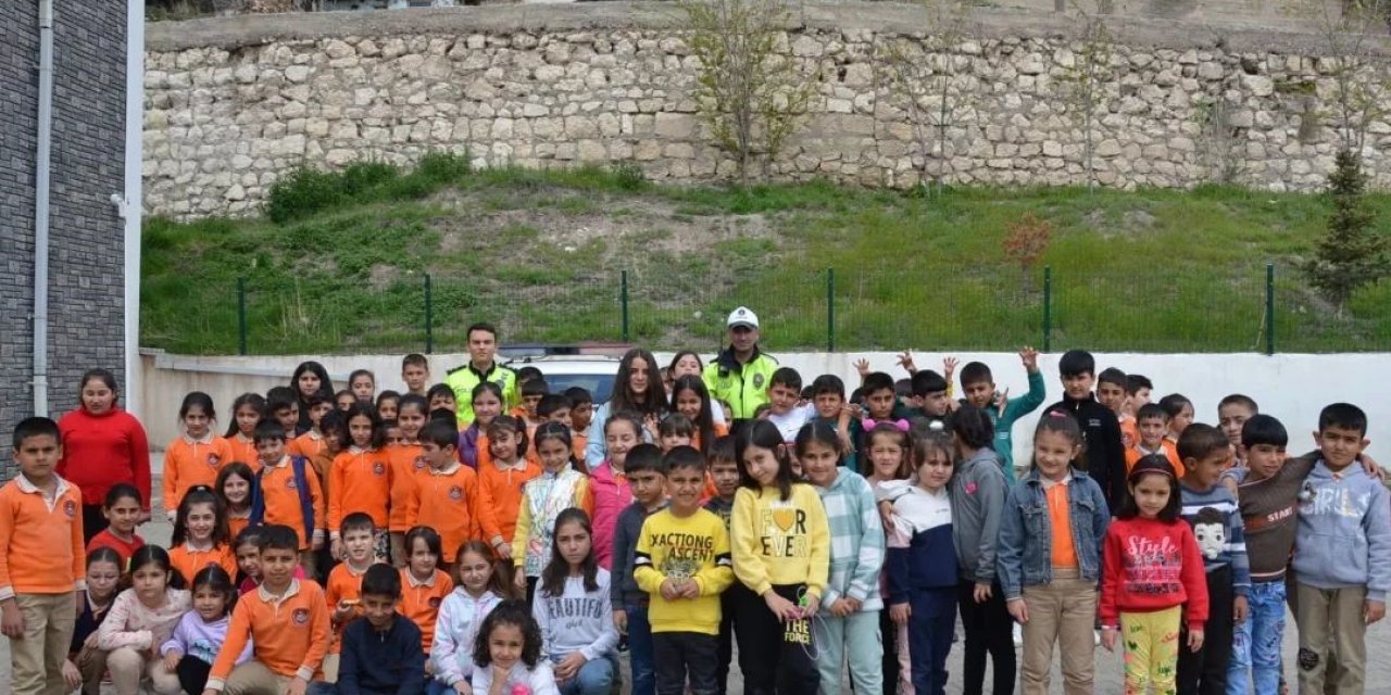 Tercan’da öğrencilere trafik güvenliği eğitimi verildi