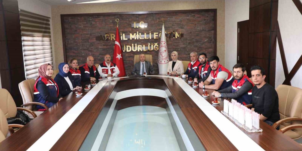 Milli Eğitim Bakanı Mahmut Özer Ağrı MEB AKUB ekibini plaketle ödüllendirdi