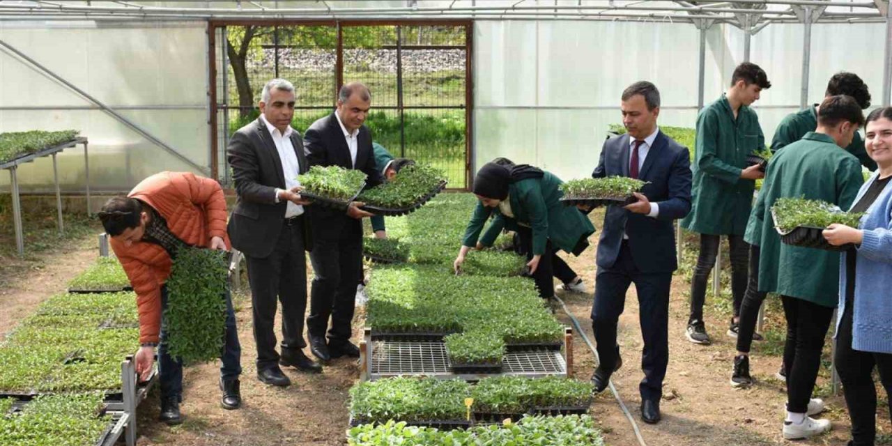 Erzincan’da tarım bölümü öğrencileri hem öğreniyor, hem üretiyor