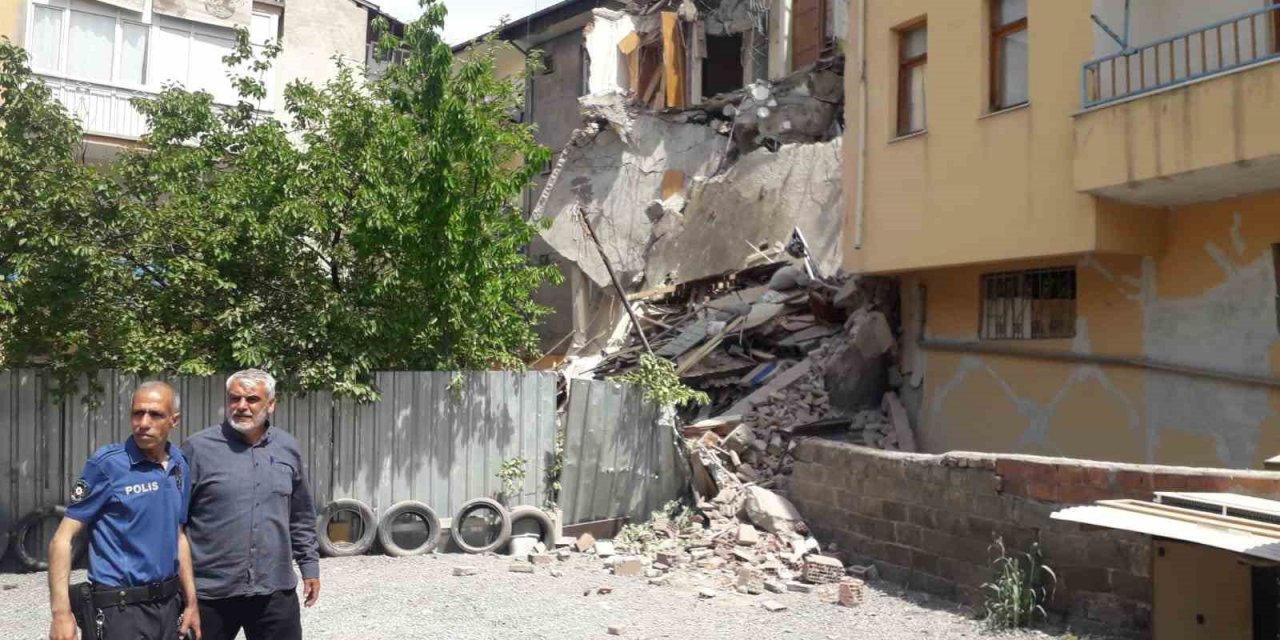 Malatya’da ağır hasarlı bina çöktü