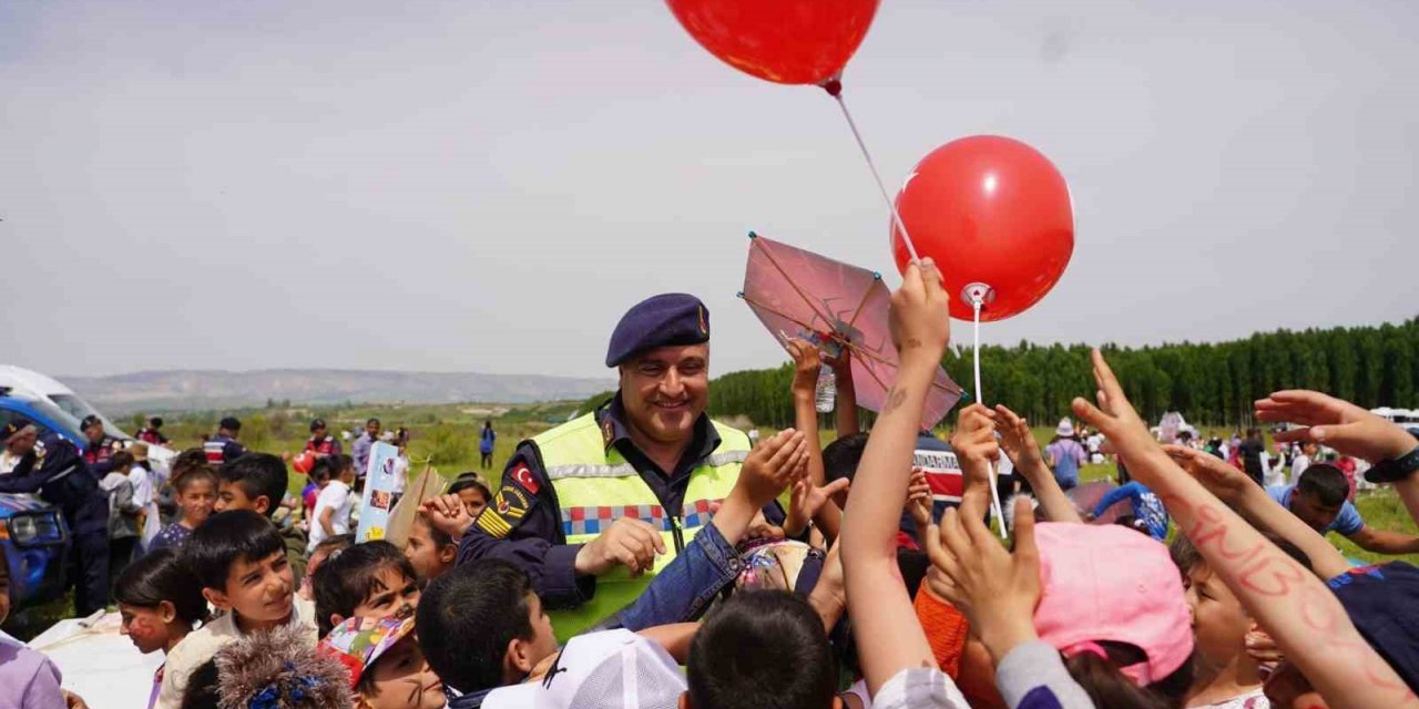 Uçurtma şenliği renkli görüntülere sahne oldu