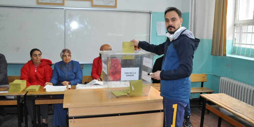 Kars’ta oy kullanma işlemi başladı