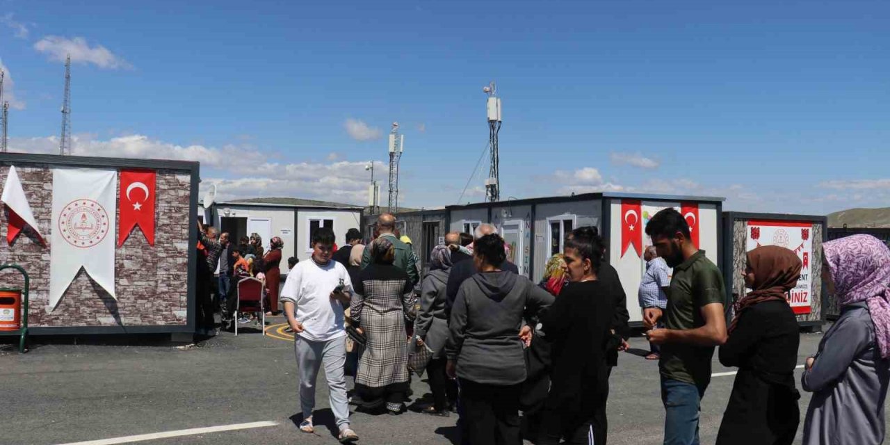 Depremzedeler sandık başına koştu