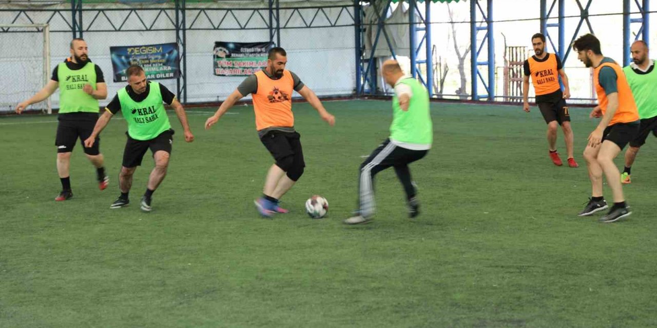 Ağrı Milli Eğitim Müdürü Kökrek, öğretmenler arası futbol turnuvasında sporculara tatlı ikram etti