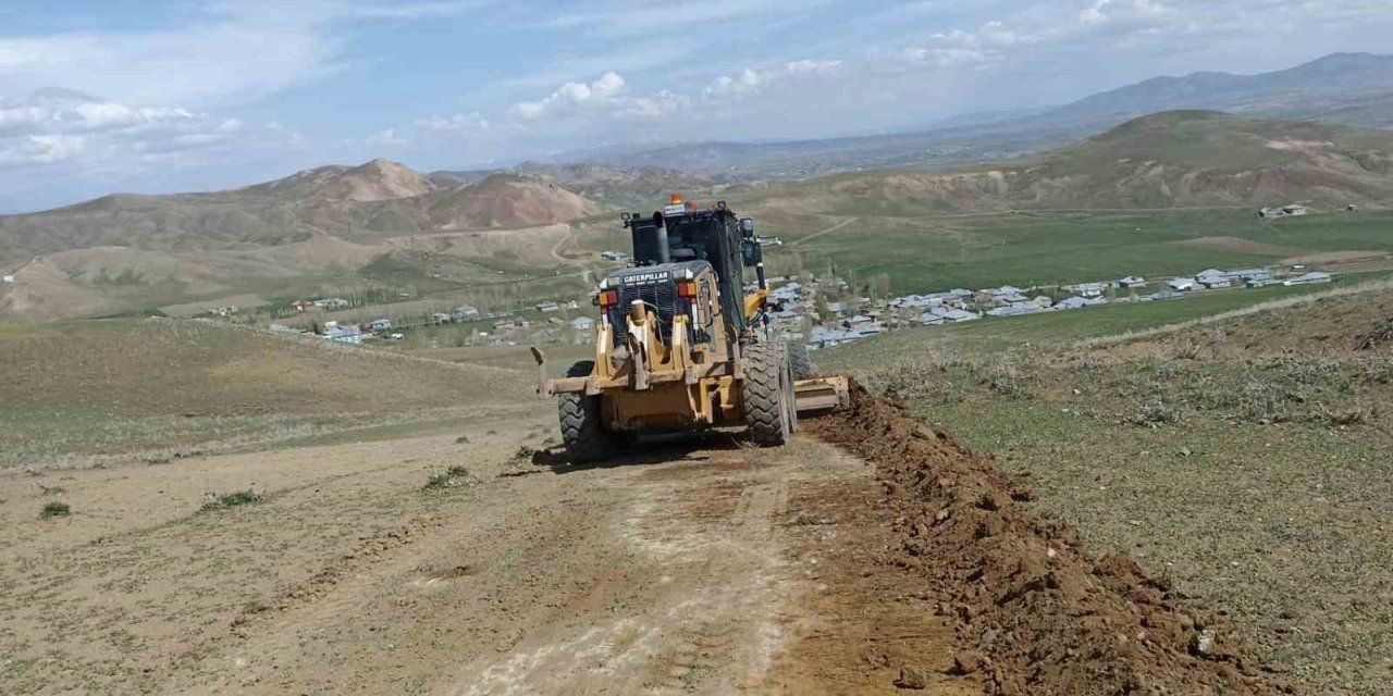 Van Büyükşehir Belediyesinden yol çalışması