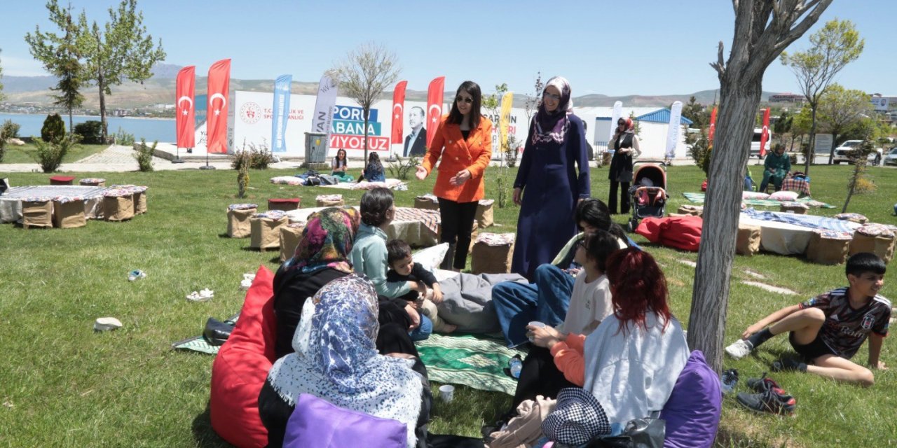 Van Büyükşehir Belediyesi depremzede aileleri Van Gölü kıyısında ağırladı