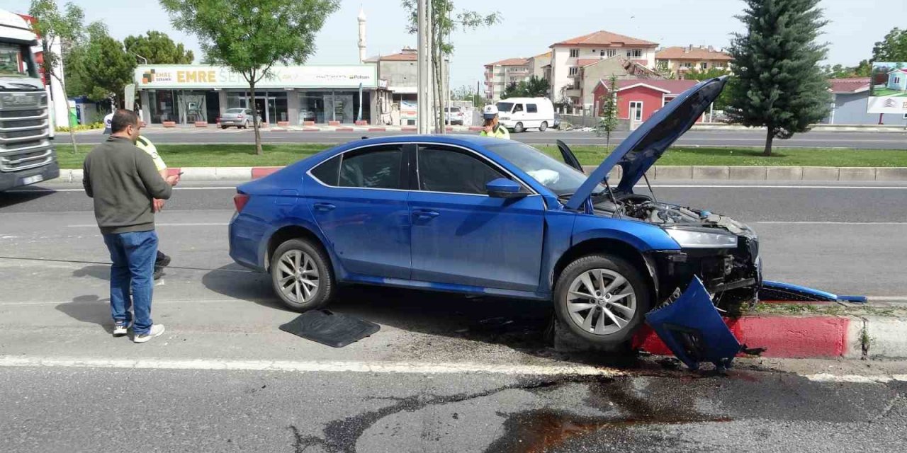 Kontrolden çıkan araç refüje çarptı: 1 yaralı