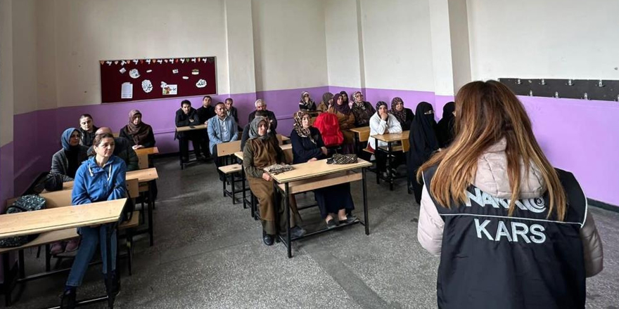 Kars’ta narkotik ekipleri anne ve anne adaylarını bilgilendirdi