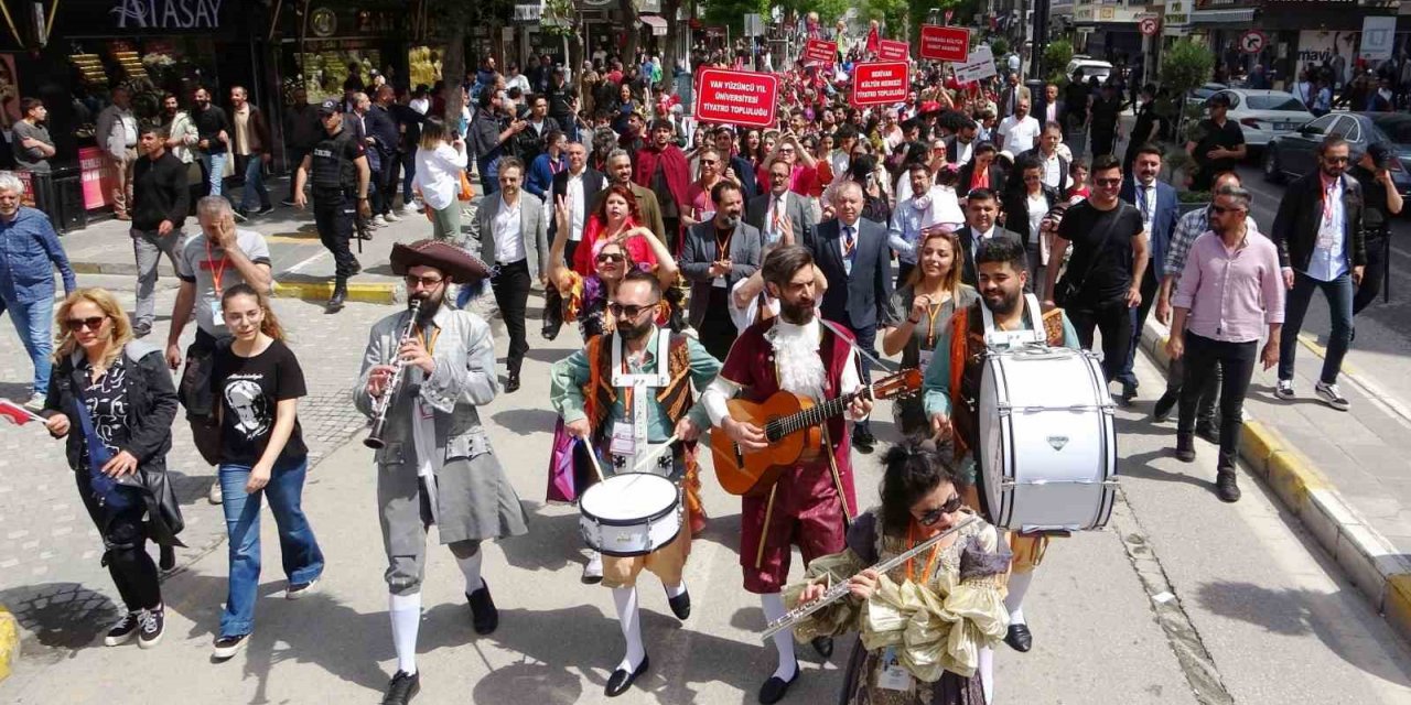 Van Akdamar Çocuk ve Gençlik Tiyatroları Şenliği başladı