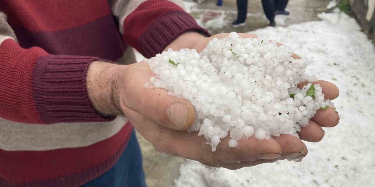 Dolu yağışı Kemaliye’nin yollarını beyaza büründürdü