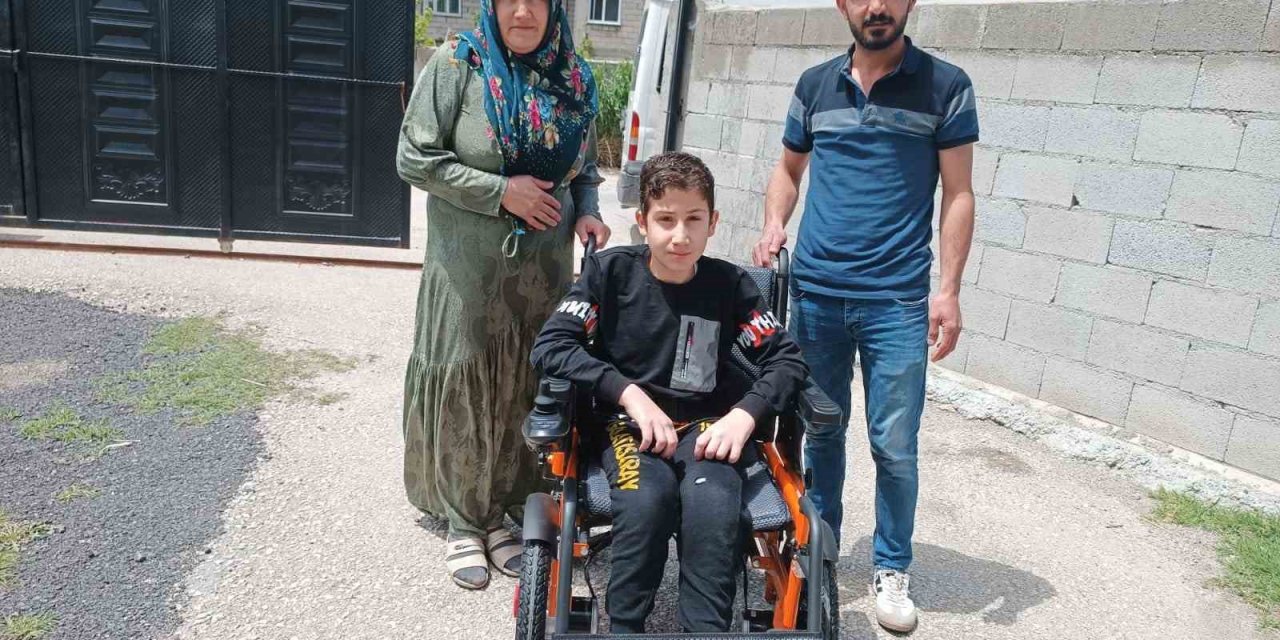 Vanlı Amcan’dan spina bifida hastası Harun’a akülü sandalye